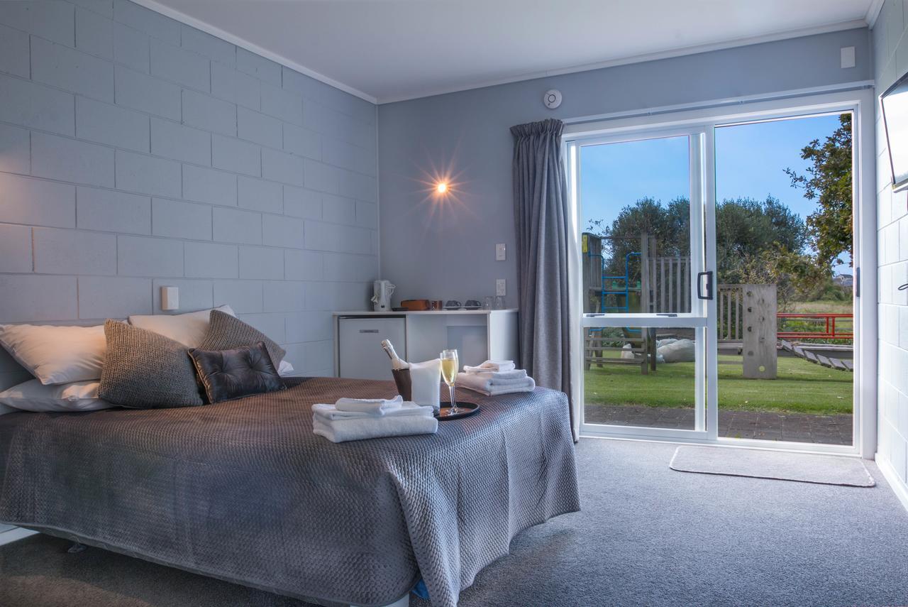 Waihi Beach Hotel Bagian luar foto